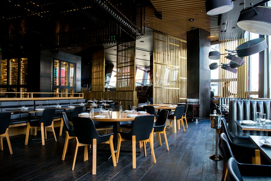 La salle du restaurant en soirée