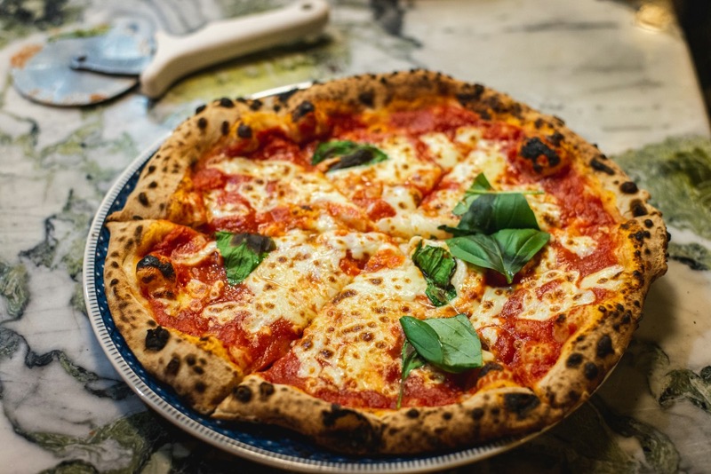Pizza margherita napolitaine sortie du four